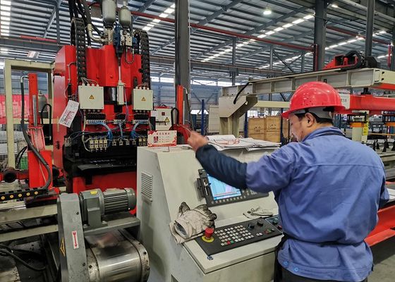 4000 - 8000 मिमी लंबाई ऑटोमोबाइल अनुदैर्ध्य बीम फ्लैट प्लेट 1200KN नाममात्र बल सीएनसी छिद्रण उत्पादन लाइन मॉडल FPCP120