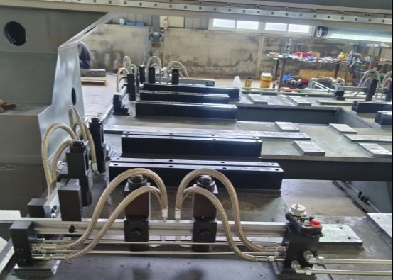 7.5KN क्लैंपिंग फोर्स स्वचालित सीएनसी प्लेट ड्रिलिंग मशीन 28 मिमी टी-स्लॉट चौड़ाई 0.45KW शीतलन शक्ति