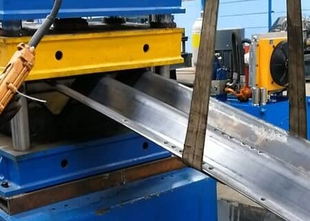 मॉडल DFCP150 नालीदार प्लेट रोलर बनाने की लाइन पंचिंग होल फंक्शन के साथ