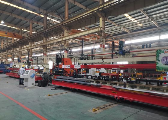 4000 - 8000 मिमी लंबाई ऑटोमोबाइल अनुदैर्ध्य बीम फ्लैट प्लेट 1200KN नाममात्र बल सीएनसी छिद्रण उत्पादन लाइन मॉडल FPCP120