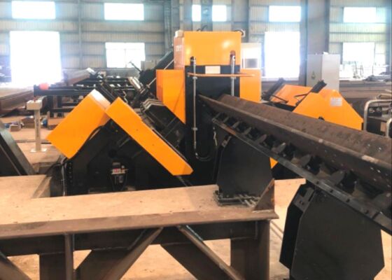 सीएनसी एंगल लाइन मशीन एंगल स्टील साइज 250x250x32 मिमी तक ड्रिलिंग मार्किंग क्षमताओं के साथ